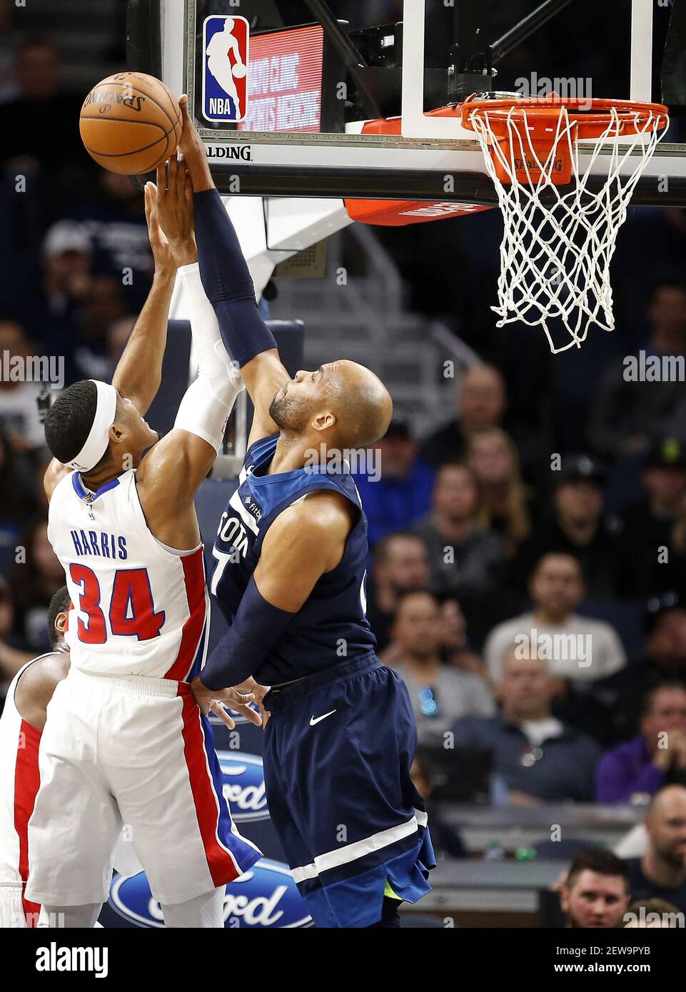 Minnesota Timberwolves Forward Taj Gibson (67) blockiert Detroit Pistons Forward Tobias Harris (34) während der ersten Hälfte am Sonntag, 19. November 2017 im Target Center in Minneapolis, Minn. (Foto von Leila Navidi/Minneapolis Star Tribune/TNS/Sipa USA) Stockfoto