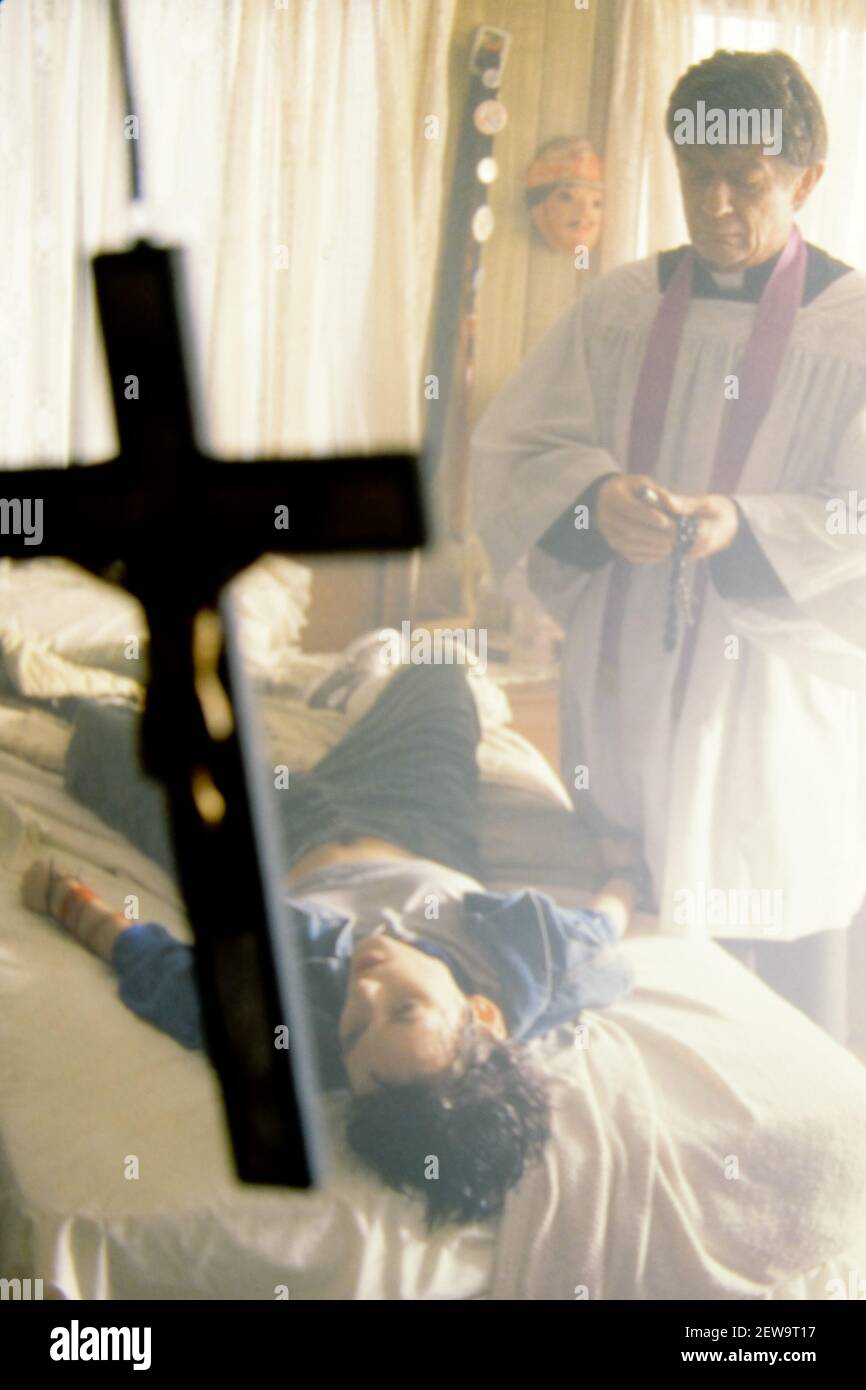 Winona Ryder, John Hurt, 'Lost Souls' (2000) New Line Cinema. Foto: D. Michaels/New Line Cinema/The Hollywood Archive - Aktenzeichen # 34082-730THA Stockfoto