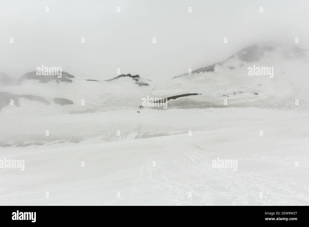 Absolute weiße Landschaft von Schnee und Nebel gebildet, Fimmvorduhals in Island Stockfoto