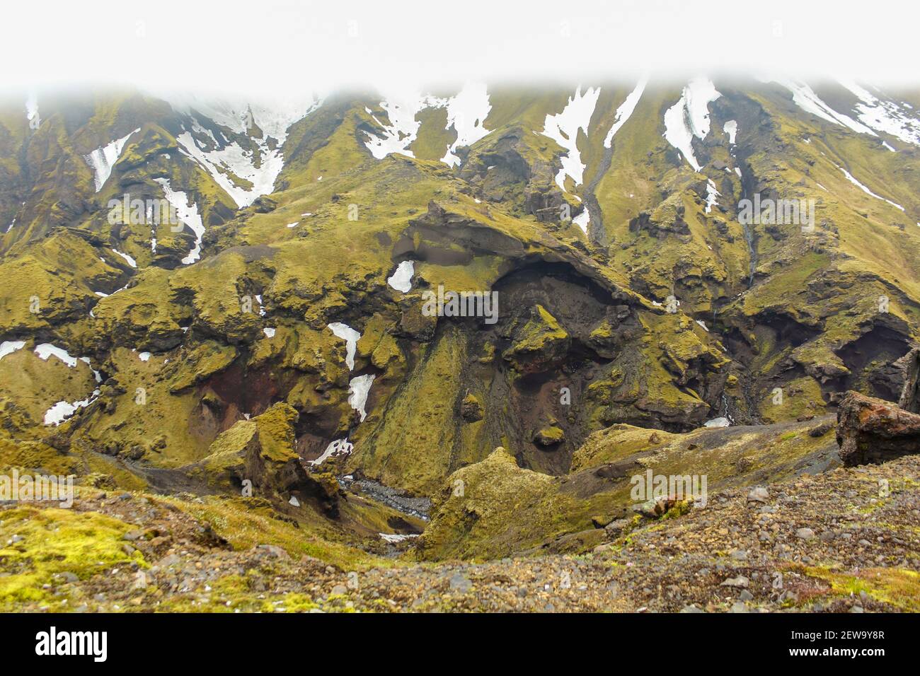 Tal und riesiger Berg in den Wolken bei Thorsmoerk, Fimmvorduhals Wanderweg in Island Stockfoto