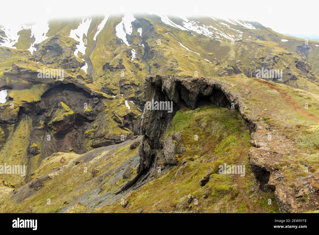 Tal und riesiger Berg in den Wolken bei Thorsmoerk, Fimmvorduhals Wanderweg in Island Stockfoto