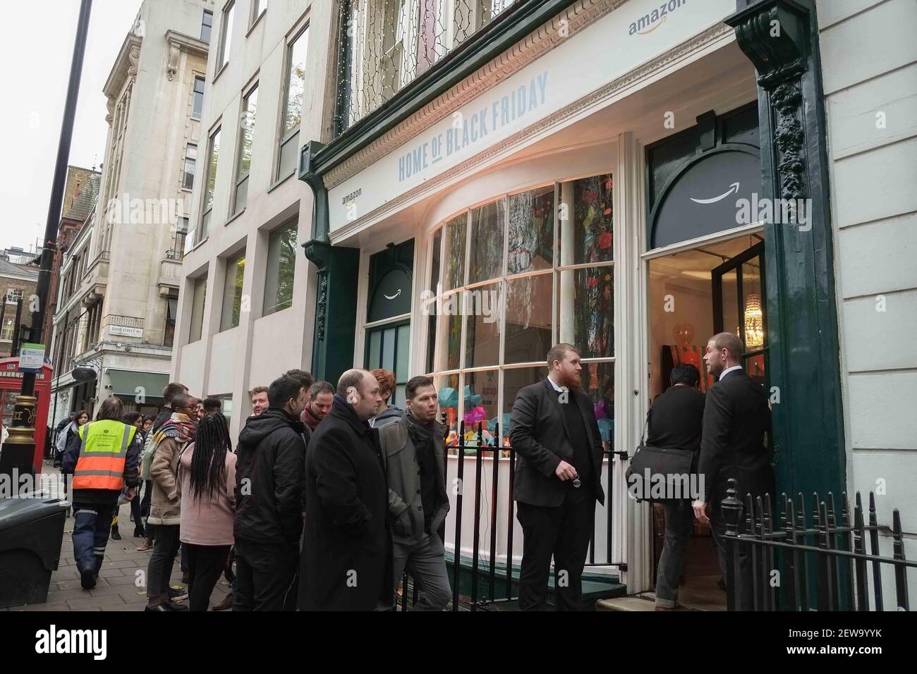 Der Online-Händler Amazon eröffnet am 21st. November 2017 einen Pop-up-Shop  in Soho Square im Zentrum Londons.im Rahmen des Black Friday-Verkaufsevents  können Kunden die besten Angebote erkunden und Preise gewinnen. Der  Pop-up-Shop ist