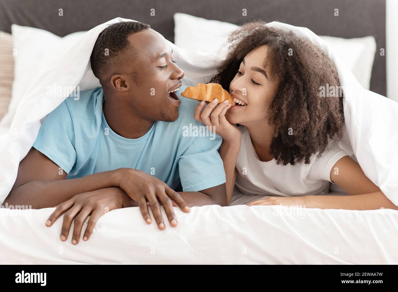 Romantisches Frühstück im Bett, Flitterwochen und Spaß zusammen in gemütlichen Hotelzimmer Stockfoto