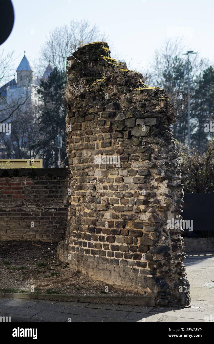 Verborgener kleiner Teil der historischen römischen Stadtmauer von köln Stockfoto
