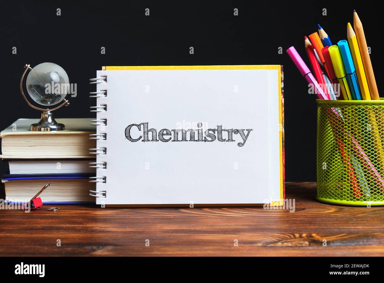 Konzept des Ausbildungsprogramms für den Chemieunterricht mit Draufsicht Stockfoto