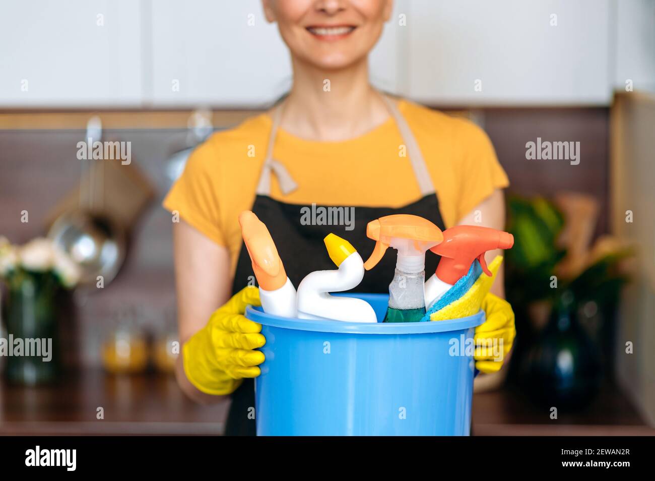 Reinigungsservice. Nahaufnahme der weiblichen Putzfrauen Hände, stehen in der Küche, hält Eimer mit Waschmitteln und Lumpen, Reinigung und Sauberkeit Konzept Stockfoto