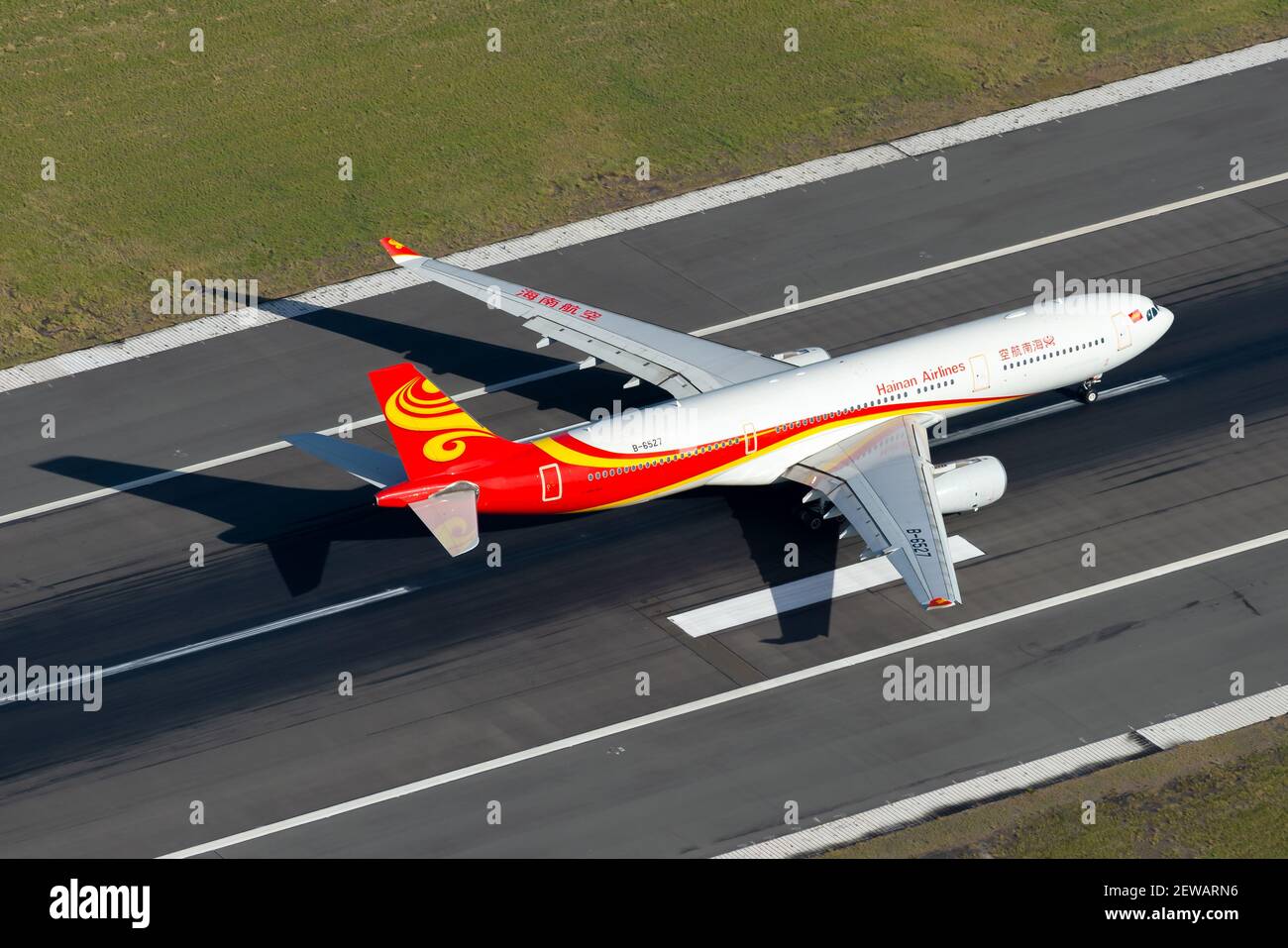 Hainan Airlines Airbus A330 Flugzeug von oben am internationalen Flughafen. Luftaufnahme des Airbus A330-300-Flugzeugs B-6527 der Hainan Airline. Stockfoto