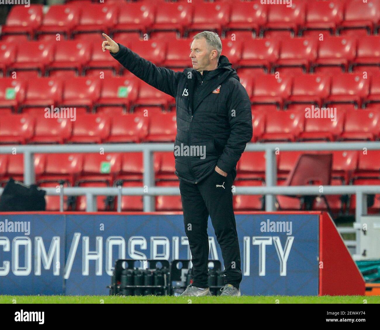 Sunderland, Großbritannien. März 2021, 02nd. John Sheridan, Manager von Swindon Town, gibt am 3/2/2021 Anweisungen für sein Team in Sunderland, Großbritannien. (Foto von Iam Burn/News Images/Sipa USA) Quelle: SIPA USA/Alamy Live News Stockfoto