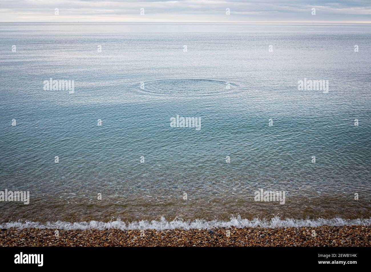 Kies Kehlen im Meer mit Welligkeit Effekt Beesands, South Devon. Stockfoto