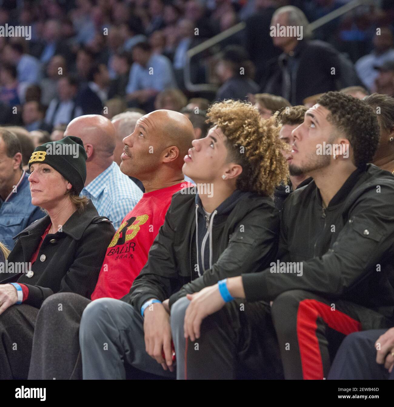 Von links sehen Tina Ball, LaVar Ball, LaMelo Ball und LiAngelo Ball aus,  als die New York Knicks die Los Angeles Lakers am Dienstag, den 12.  Dezember 2017 im Madison Square Garden