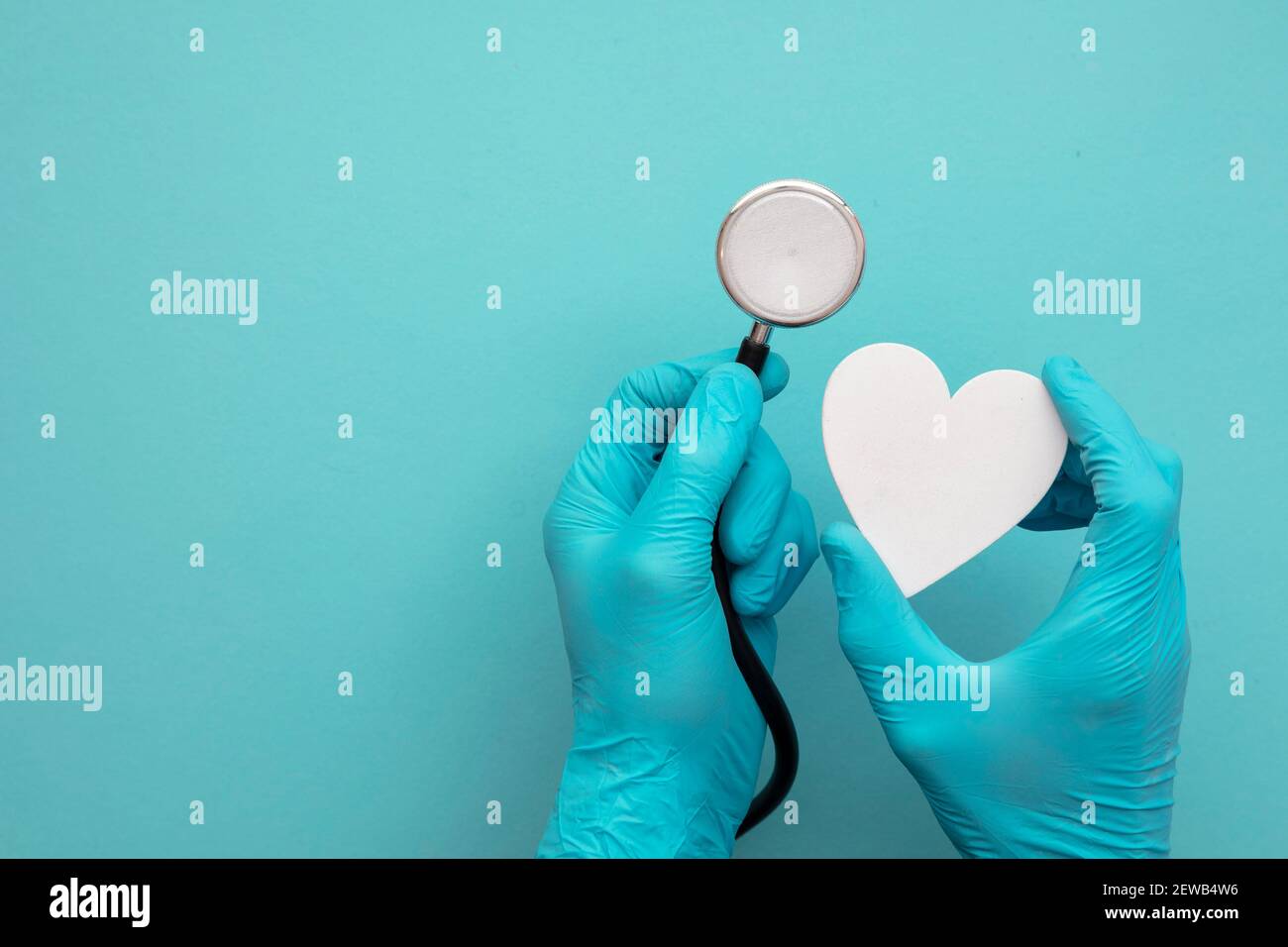 Herzgesundheit überprüfen. Arzt mit Stethoskop und Herzform Stockfoto
