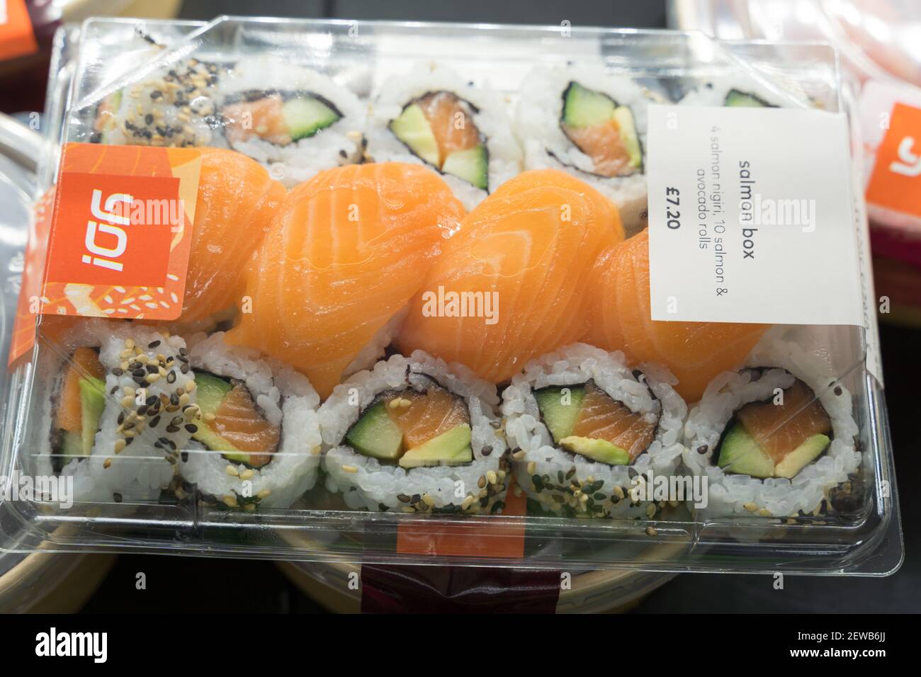 YO Avocado rollt in einem durchsichtigen Plastikbehälter zum Mitnehmen Stockfoto