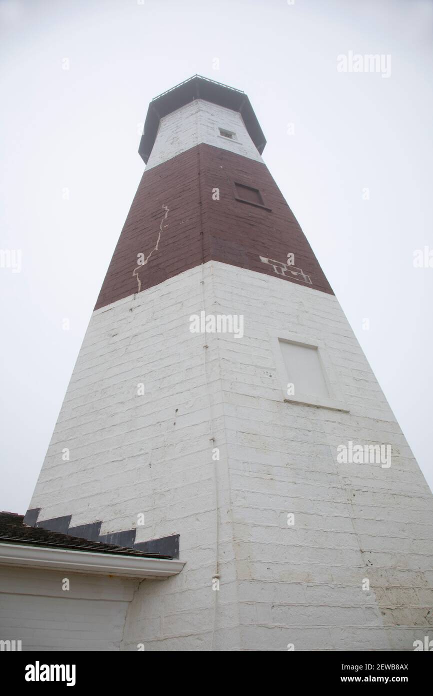 Ein Blick nach oben auf den Turm des Montauk Point Lighthouse Montauk NY auf der South Fork von Long Island Stockfoto
