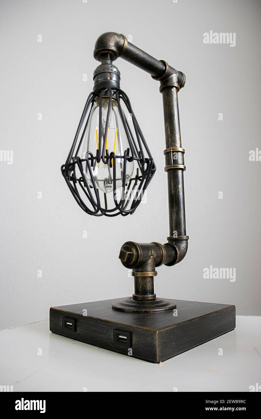 Lampe Steampunk auf Beistelltisch Stockfotografie - Alamy