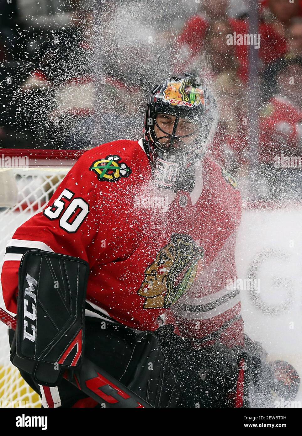 Chicago Blackhawks Torwart Corey Crawford (50) bekommt einen Spray von