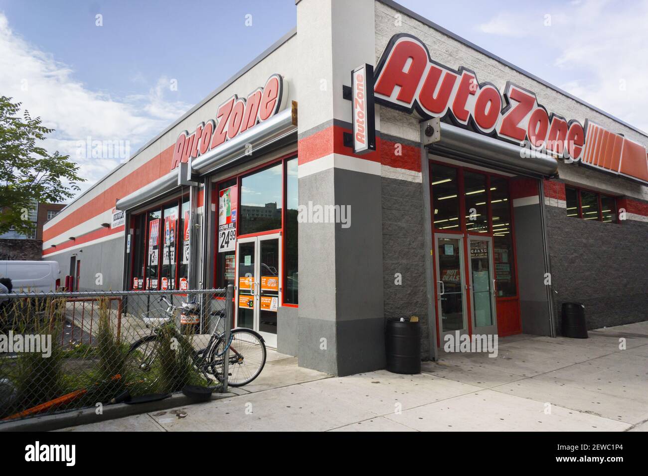 Ein AutoZone Ersatzteillager in der Bronx in New York am Sonntag, 3.  September 2017. Die Aktienkurse von Aftermarket-Autoteileläden wie  AutoZone, Advance Auto Parts und O'Reilly Automotive sind in diesem Jahr  gesunken, da
