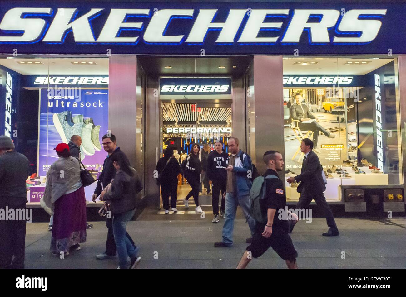 Ein Skechers-Geschäft am Dienstag, den 6. Juni 2017, am Times Square in New  York. Im Vorfeld der Skechers Ergebnisbericht für Juli 19 nach der Glocke  geplant. (Foto von Richard B. Levine Stockfotografie - Alamy