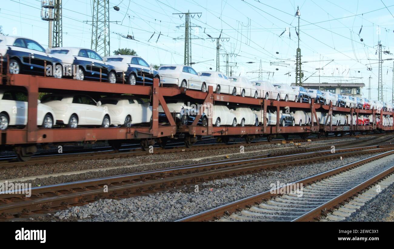 Neuwagen auf Eisenbahntransportwagen, Köln-Gremberg, Deutschland, Europa  Stockfotografie - Alamy