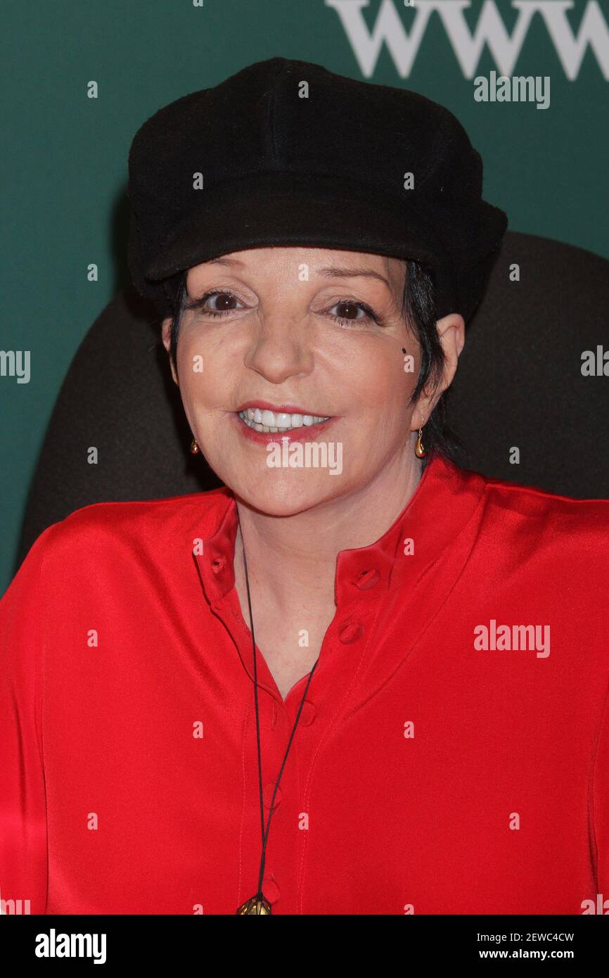 Liza Minnelli unterschrieb am 9. Mai 2012 ihre CD 'Liza Minnelli: Live at the Winter Garden' in der Barnes & Noble Fifth Avenue in New York City. Foto: Henry McGee/MediaPunch Stockfoto