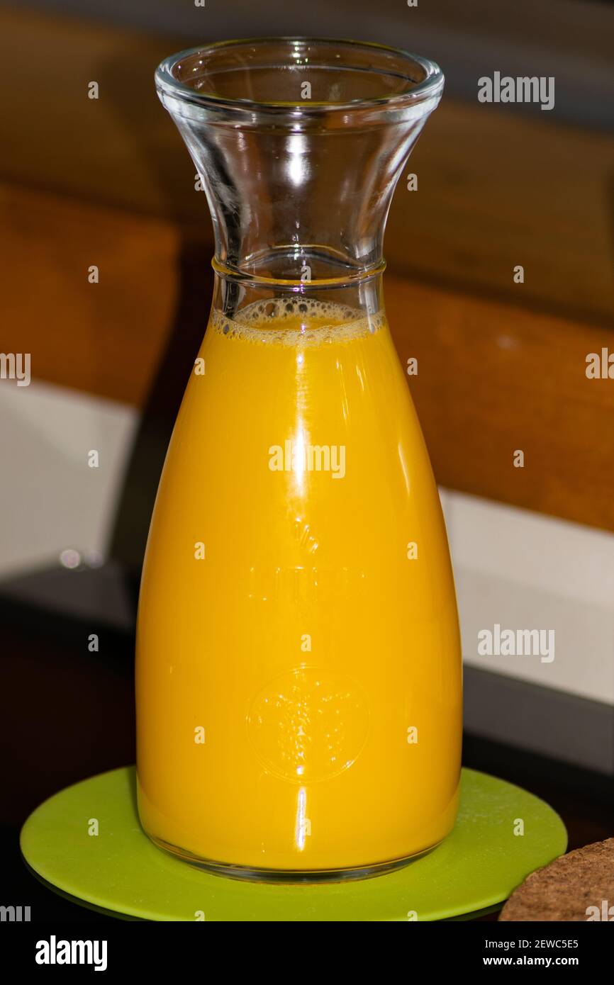Glas Glas Glas mit Orangensaft am Tisch. Natürlicher Orangensaft, hausgemacht mit frischem Obst. Stockfoto