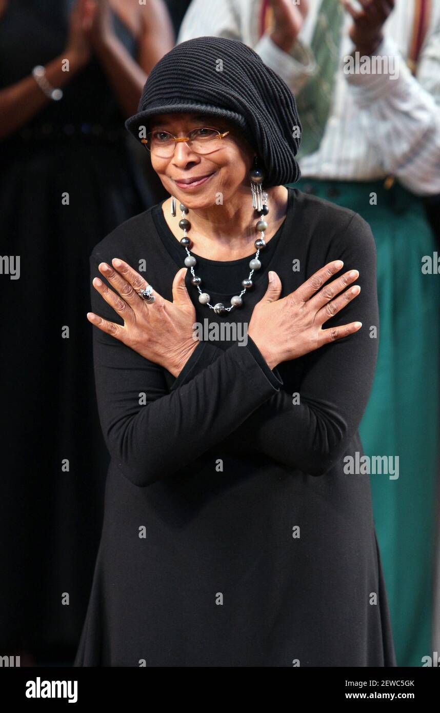 Autorin Alice Walker nimmt ihren Vorhang nach der Eröffnungsabendaufführung von "The Color Purple" im Bernard B. Jacobs Theater in New York City am 10. Dezember 2015. Foto: Henry McGee/MediaPunch Stockfoto