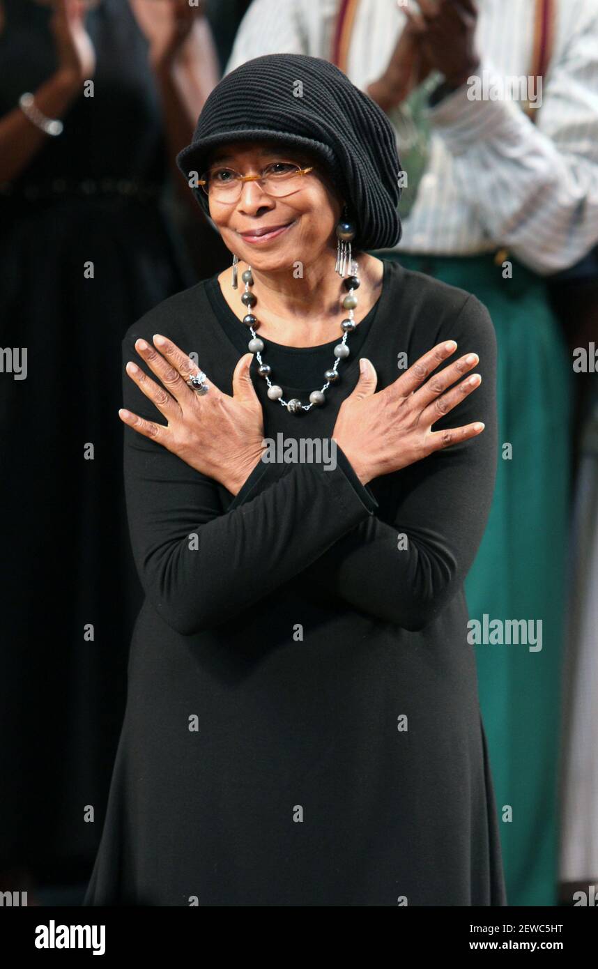 Autorin Alice Walker nimmt ihren Vorhang nach der Eröffnungsabendaufführung von "The Color Purple" im Bernard B. Jacobs Theater in New York City am 10. Dezember 2015. Foto: Henry McGee/MediaPunch Stockfoto