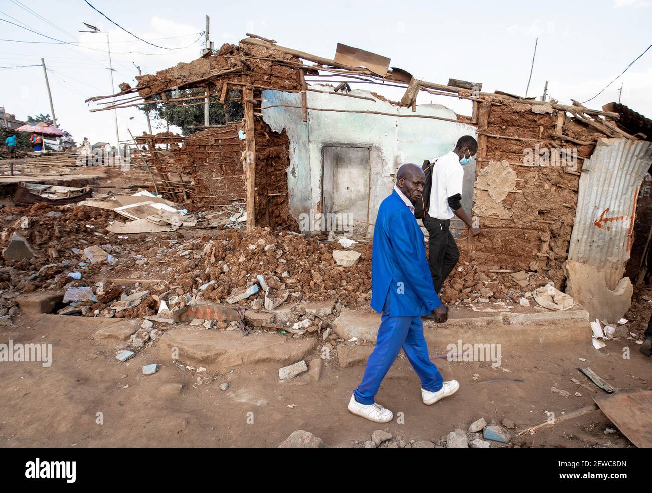 Nairobi, Kenia. März 2021, 01st. Obdachlose gehen bei der Zwangsräumung von Bewohnern in den Slums von Kibera an den Trümmern ihrer Häuser vorbei.einer der größten Slums Afrikas sieht sich derzeit wegen der Zwangsräumungen über den laufenden Bau von Straßen und Eisenbahnlinien durch die Gov't mit der Absicht, die zu lindern, mit Tuffzeiten konfrontiert Verkehr in Nairobi. Kibera Slum ist die Heimat von mehr als 1,5 Millionen kenianischen Bürgern. Kredit: SOPA Images Limited/Alamy Live Nachrichten Stockfoto