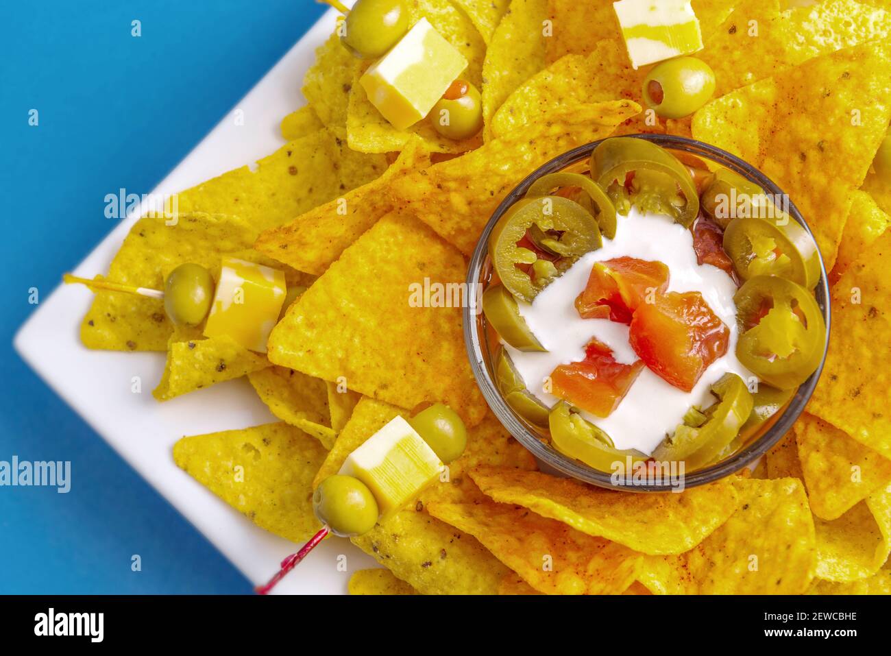 Tablett mit Nacho-Chips mit Jalapenos und Dipping-Sauce Stockfoto