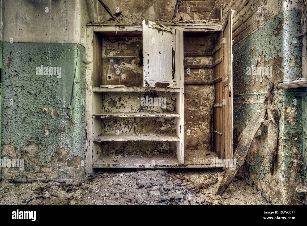 Alte kaputte Garderobe in einem verlassenen, ruinierten Zimmer Stockfoto