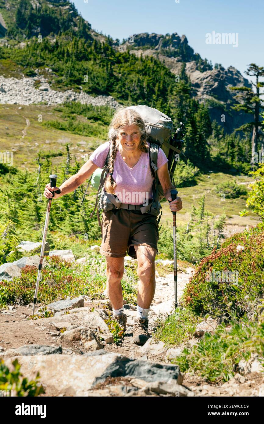 WA17642-00..... WASHINGTON - Frau, die auf dem Pacific Crest Trail nördlich des Snoqualmie Passes entlang Chickmin Ridge unterwegs ist. HERR# S1 Stockfoto