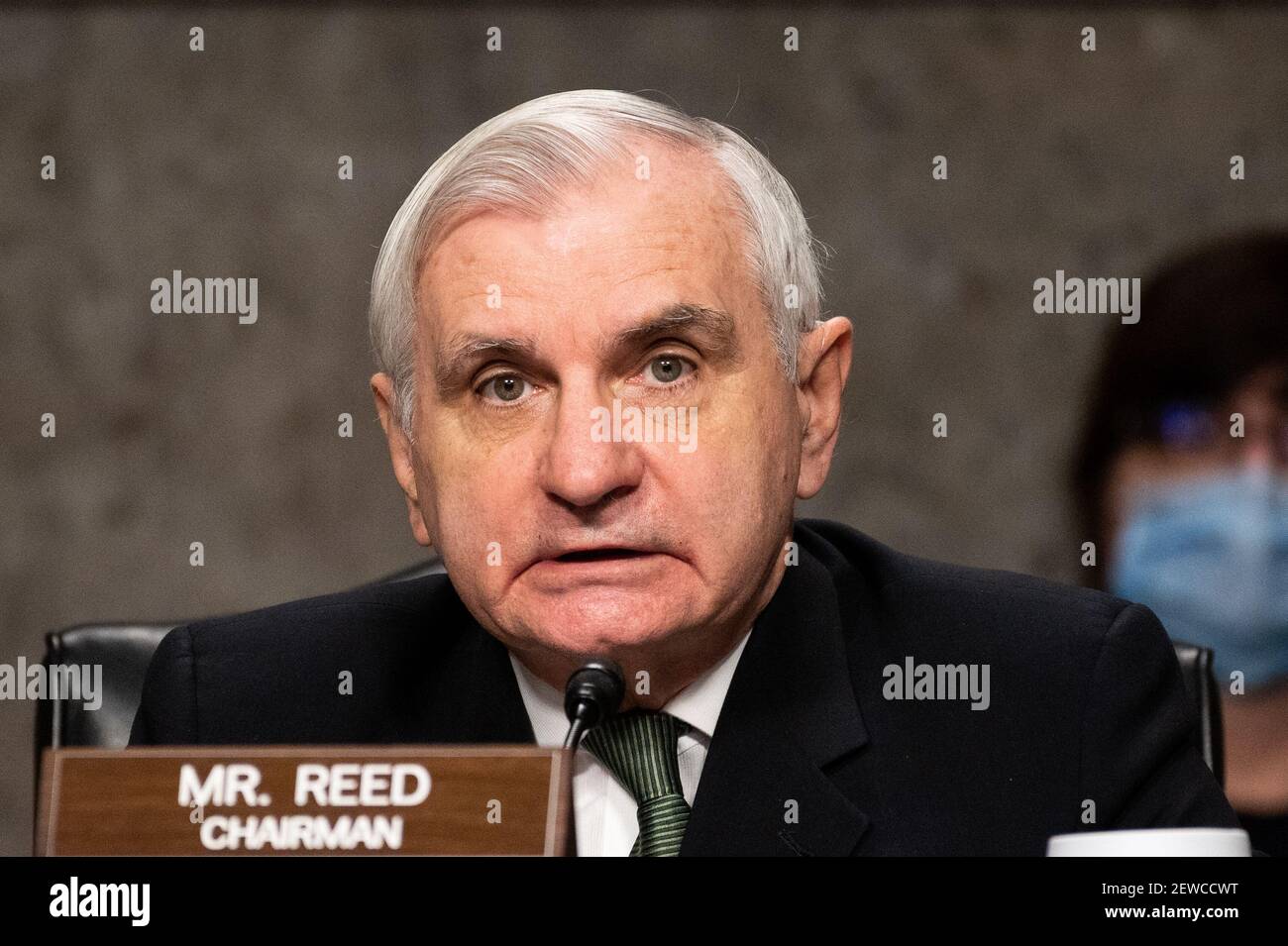 Washington, Usa. März 2021, 02nd. US-Senator John Reed (D-RI) spricht bei einer Anhörung des Armed Services Committee des Senats über globale Sicherheitsherausforderungen und -Strategie. Kredit: SOPA Images Limited/Alamy Live Nachrichten Stockfoto