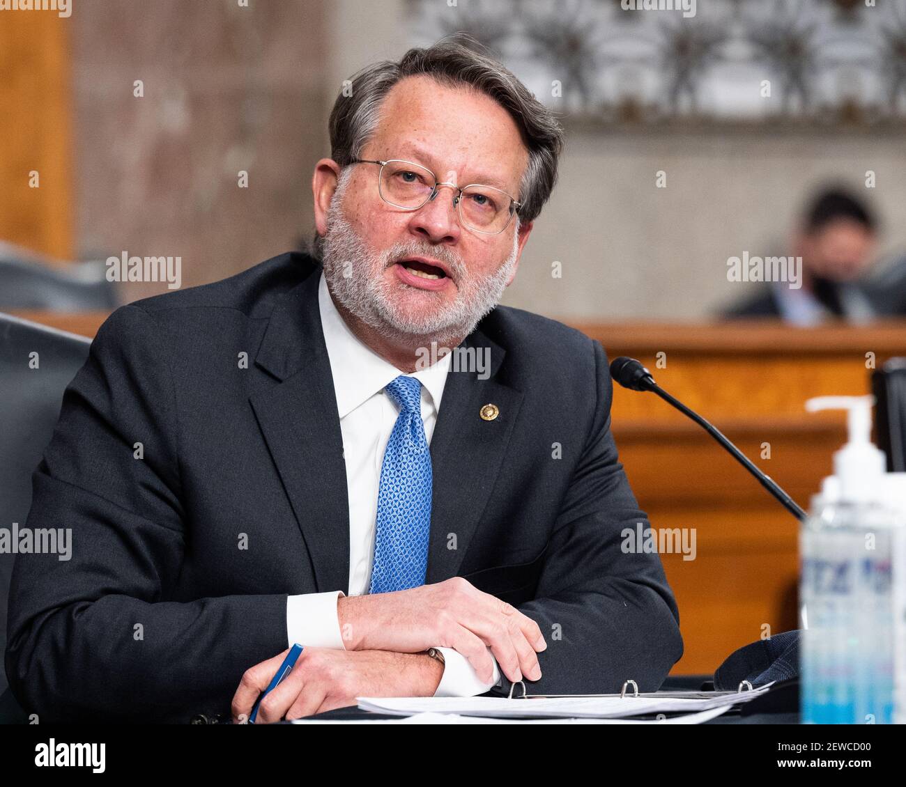 Washington, Usa. März 2021, 02nd. US-Senator Gary Peters (D-MI) spricht bei einer Anhörung des Armed Services Committee des Senats über globale Sicherheitsherausforderungen und -Strategie. Kredit: SOPA Images Limited/Alamy Live Nachrichten Stockfoto