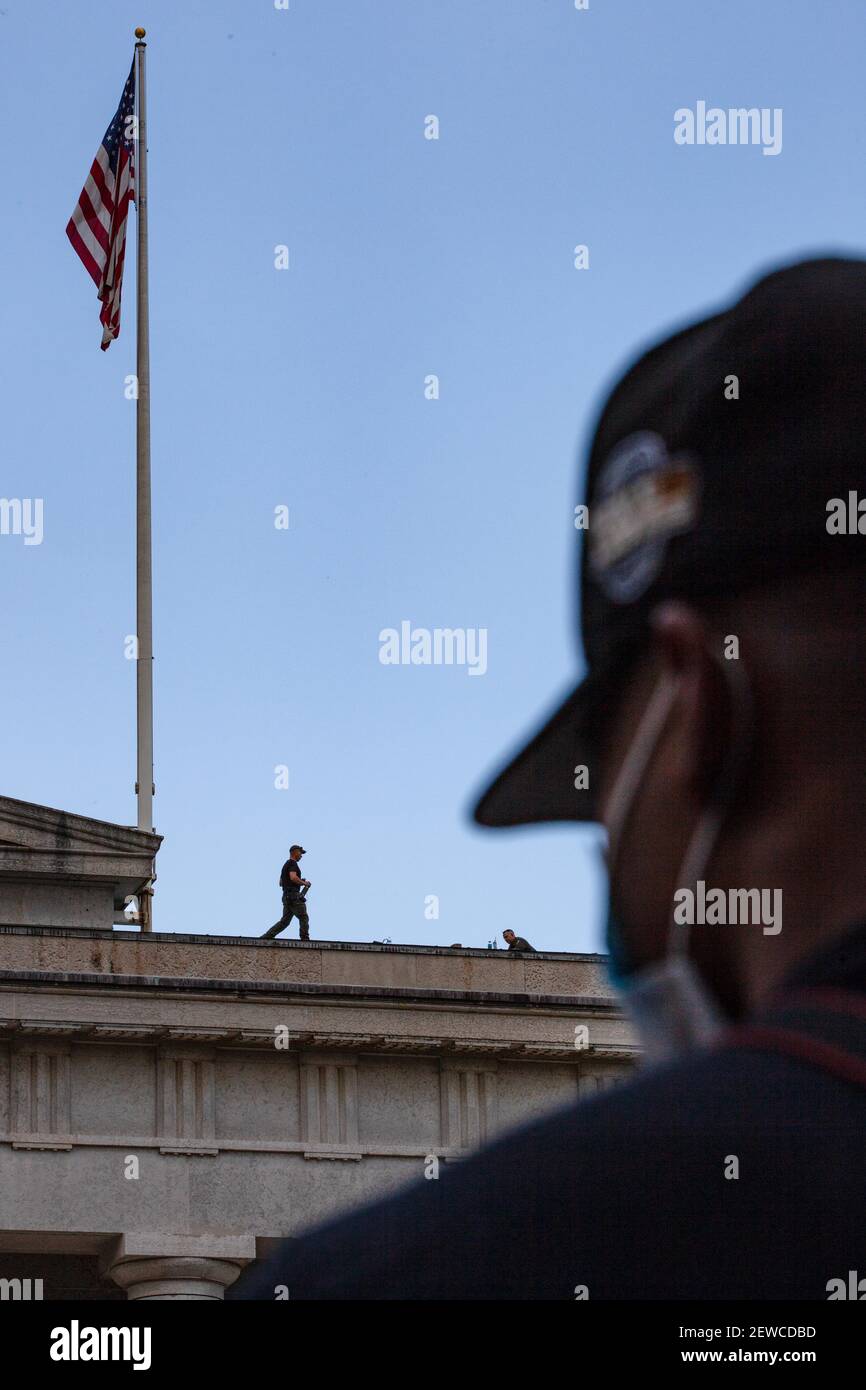 Columbus, Ohio, USA. 5th. Juni 2020. Polizeibeamte beobachten den Protest während der Demonstration vom Dach des Ohio Statehouse aus.Demonstranten gegen Polizeibrutalität treffen sich im Ohio Statehouse zu einer Kundgebung und marschierten durch die Innenstadt von Columbus, Kehren Sie zum Ohio State House zurück, um sich wieder zu versammeln und dann entscheiden sich eine kleinere Anzahl von Demonstranten absichtlich dafür, die 10pm Ausgangssperre zu brechen, die in der Stadt verhängt wurde. Die Polizei von Columbus verhaftete vor dieser Nacht Menschenmengen nach der Ausgangssperre und teilte ihnen die Möglichkeit, nach der Ausgangssperre weiterhin zu protestieren. (Bild: © Stephen Zenner/SOPA IMA Stockfoto