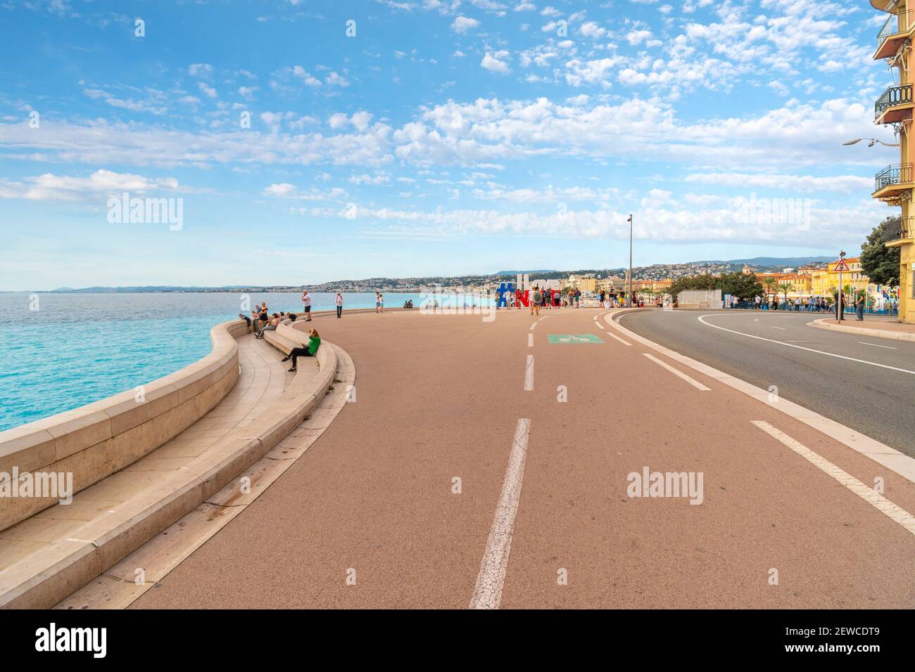 Touristen und Einheimische genießen den Fußgängerzugang an der Bucht der Engel an der französischen Riviera in Nizza Frankreich mit dem Schild #Ilovenice. Stockfoto