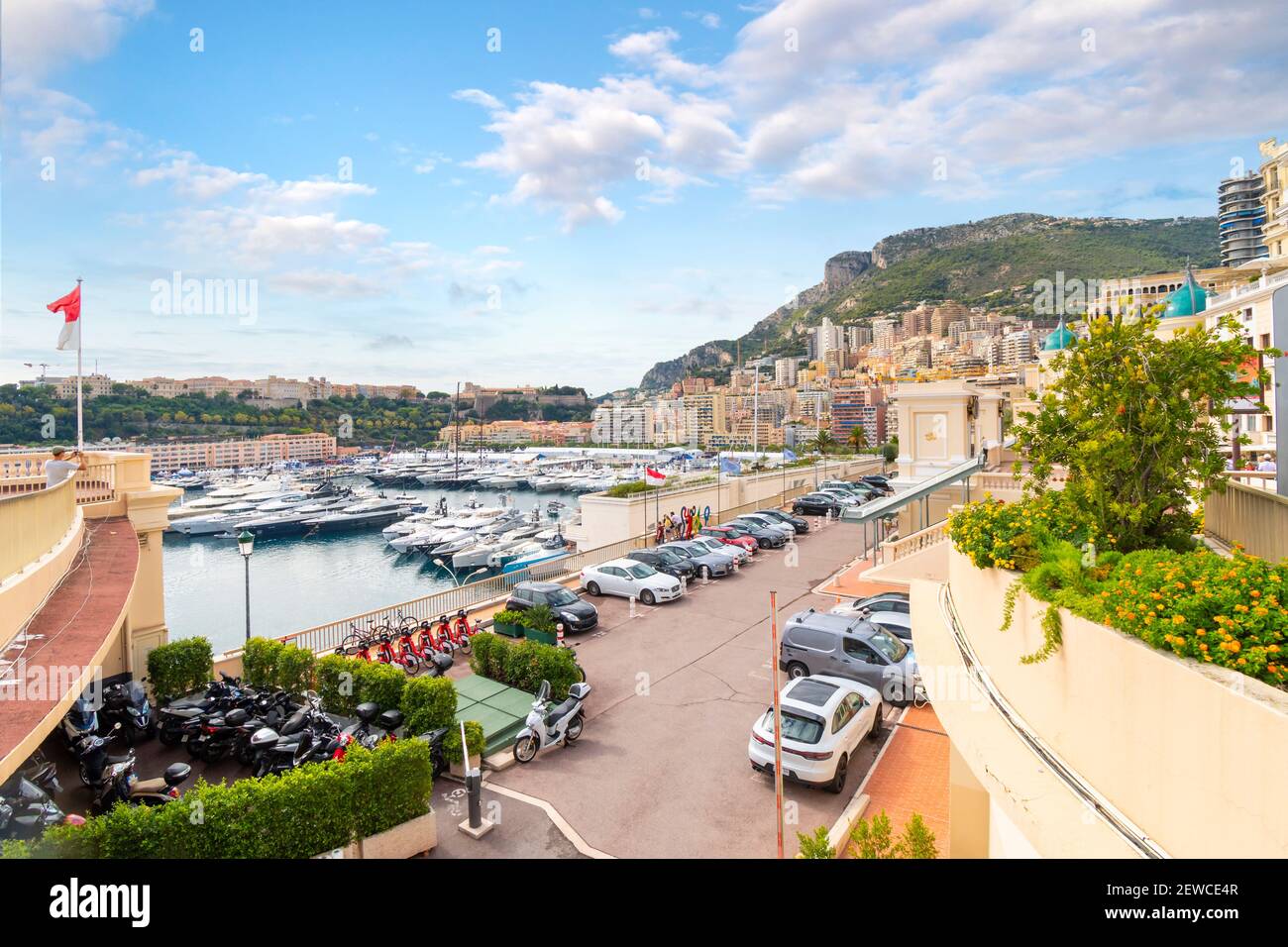 Luxusyachten im Wasser vor der Küste von Monte Carlo, Monaco, Schauplatz des Formel-1-Rennens entlang der Mittelmeerküste. Stockfoto