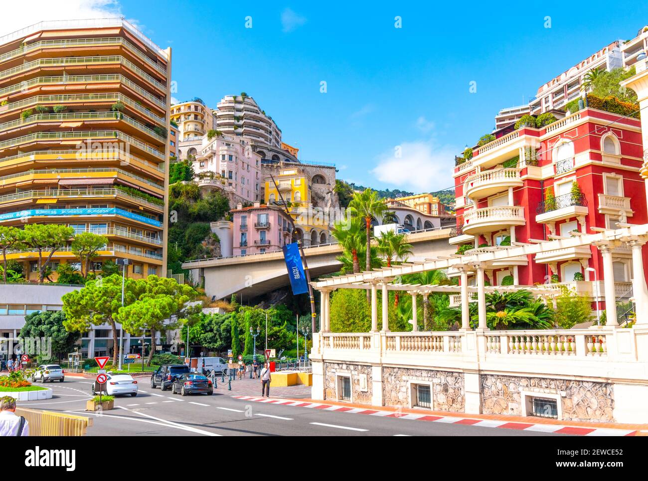 Die bunten Wohn- und Geschäftshäuser ragen über den Straßen von Monte Carlo Monaco bei Sainte-devote, Teil des Grand prix-Rennens von F1 Stockfoto