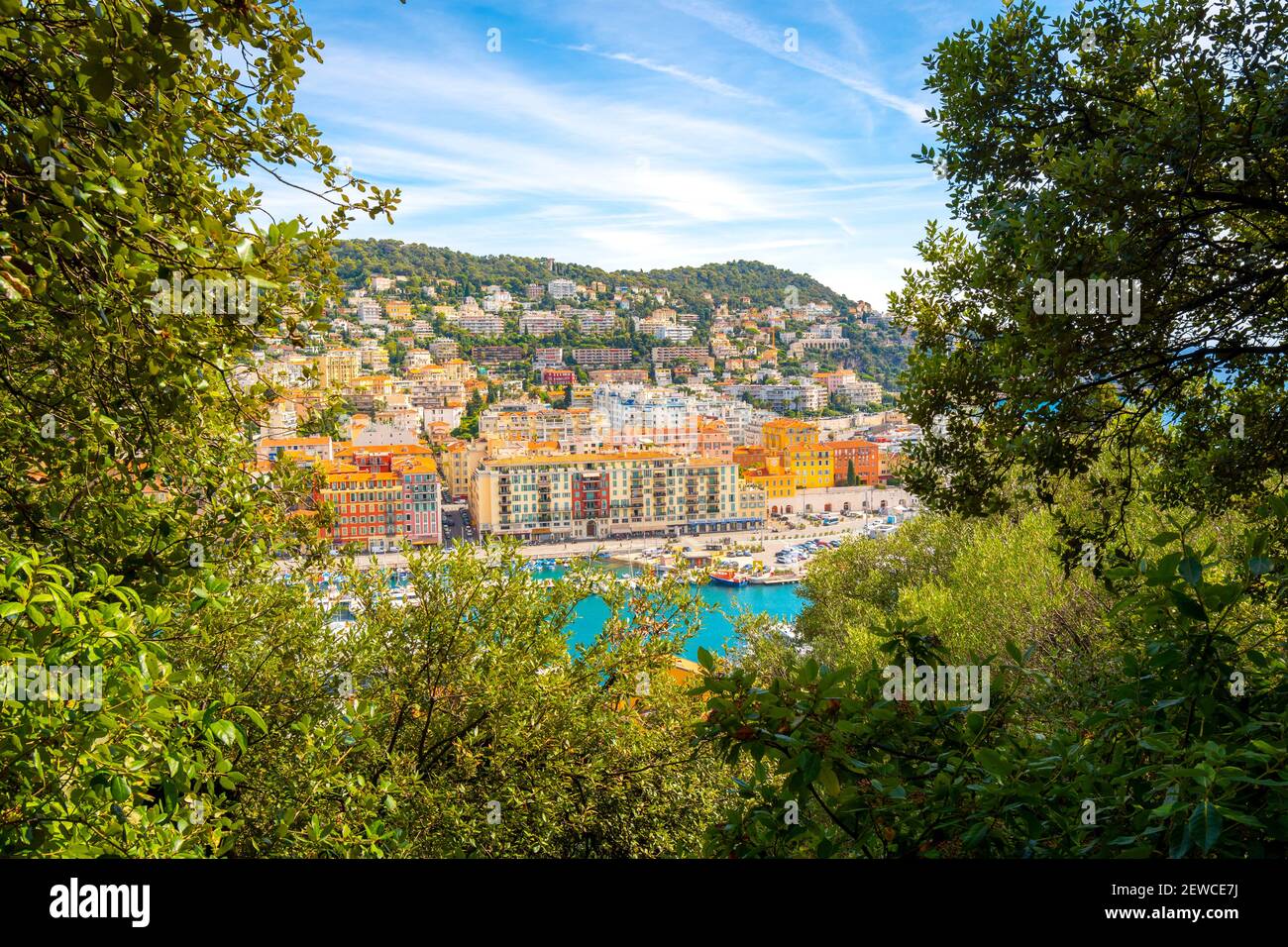 Blick durch die Bäume auf dem Burghügel des alten Hafenhafens von Nizza, Frankreich, an der französischen Riviera. Stockfoto