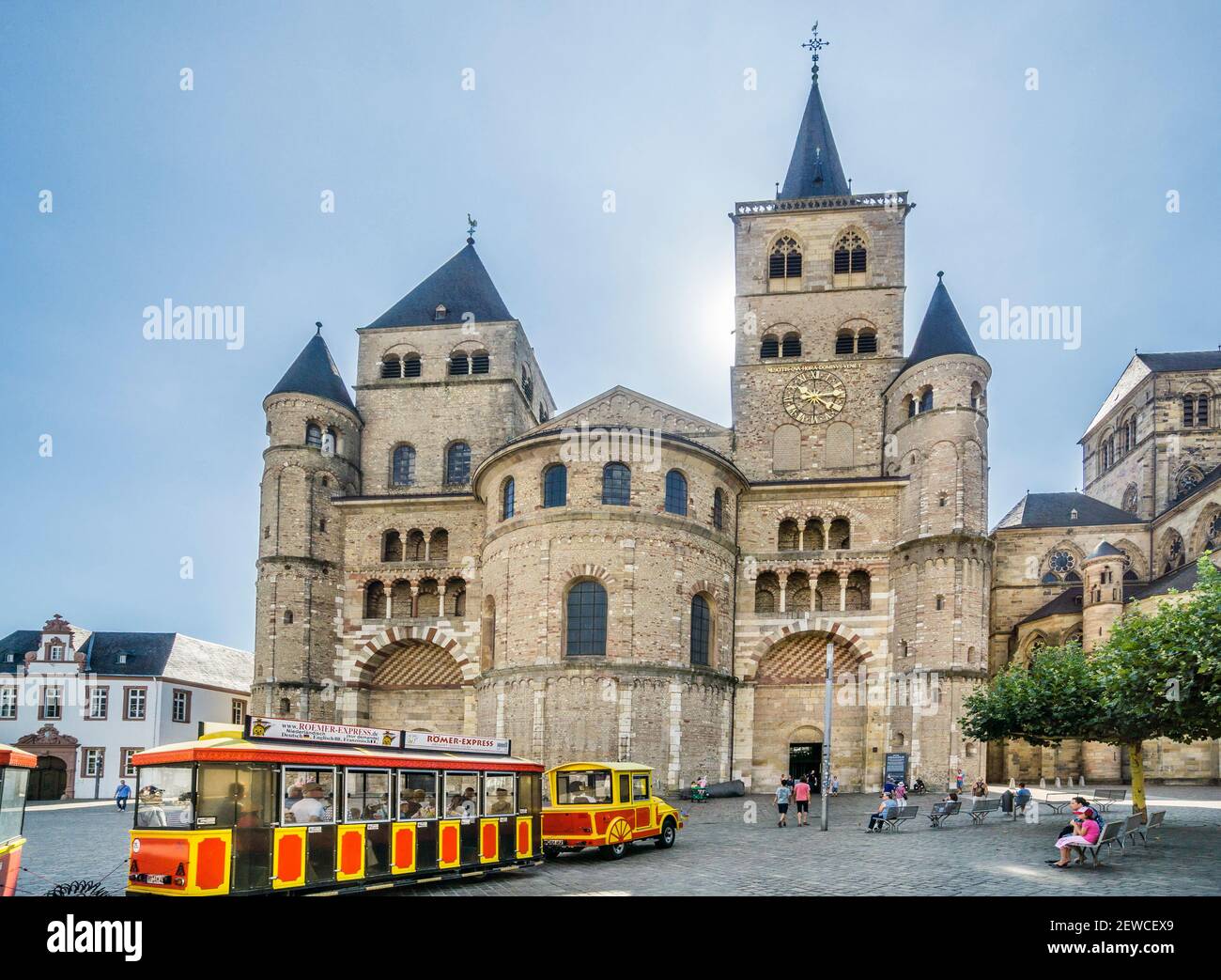 Sightseeing-Zug am Westwerk des Trierer Doms mit seinen vier Türmen, Trier, Rheinland-Pfalz, Deutschland Stockfoto