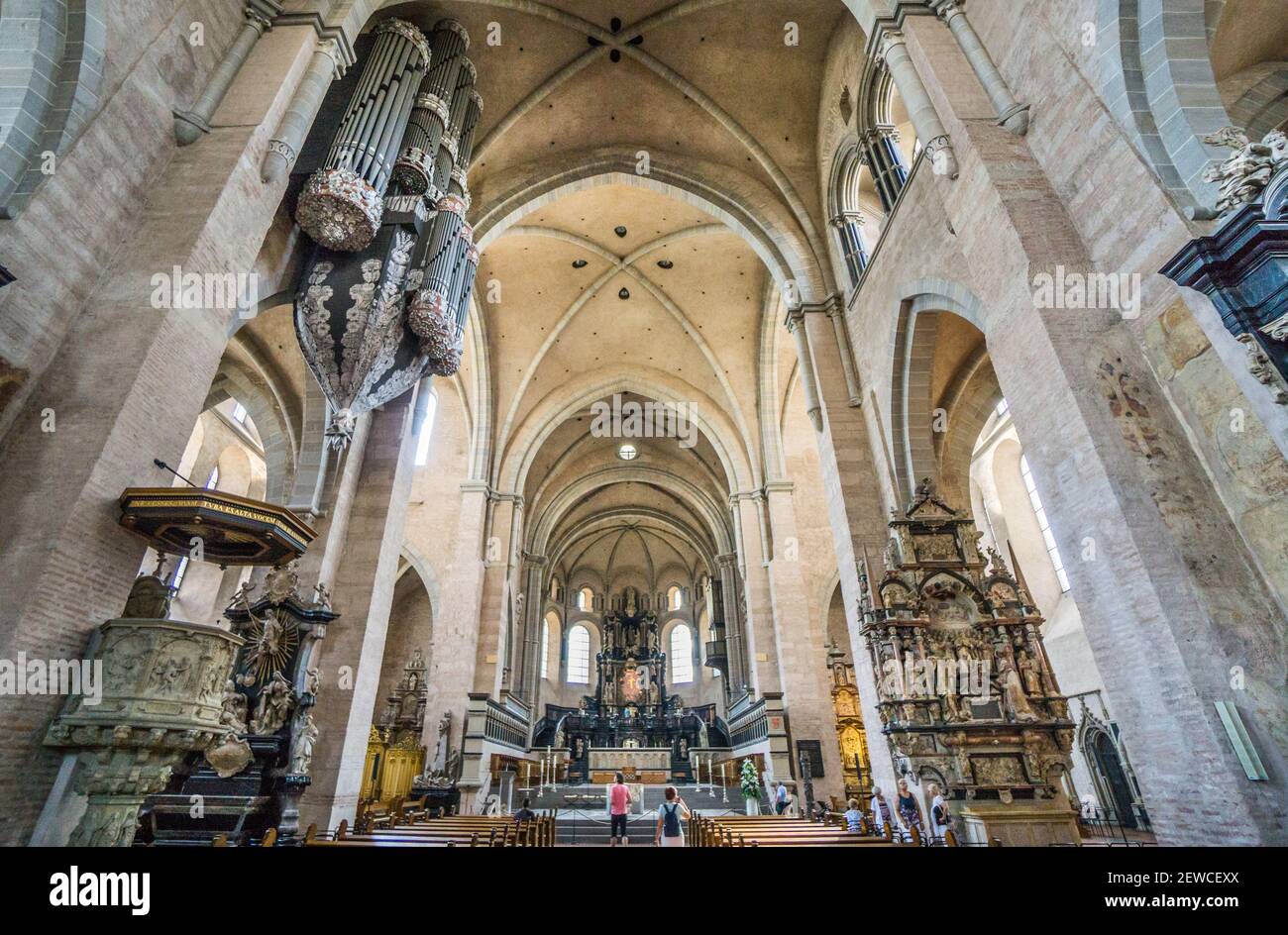 Innenraum des Trierer Doms mit Kirchenorgel und Altar, Trier, Rheinland-Pfalz, Deutschland Stockfoto