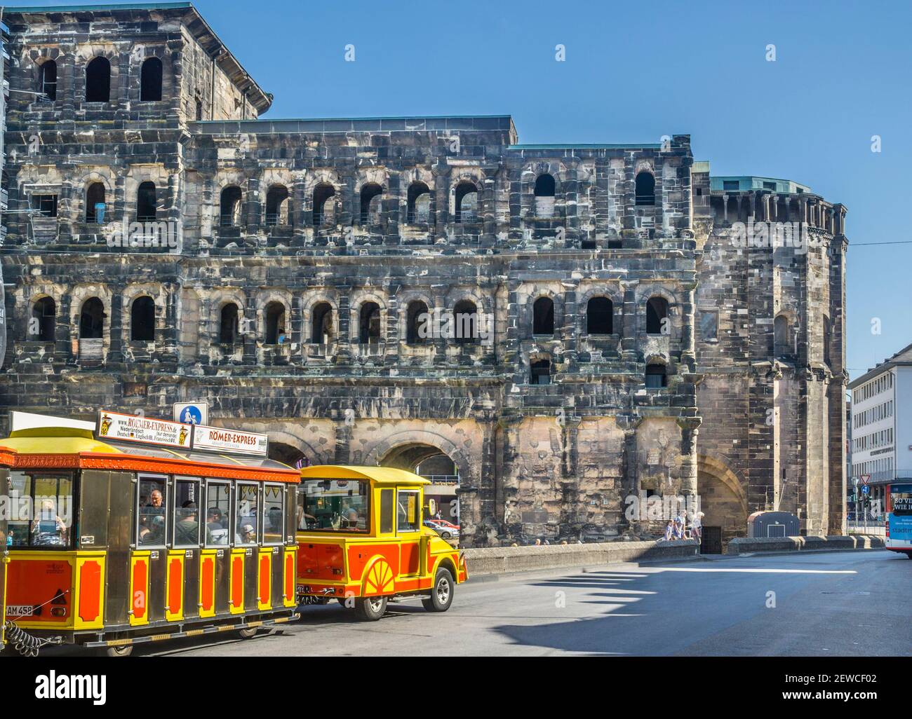 Sightseeing-Zug an der Porta Nigra, römisches Stadttor in Trier, Rheinland-Pfalz, Deutschland Stockfoto