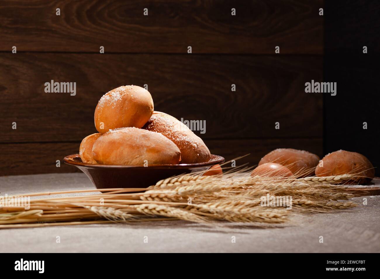 Ein paar Kuchen auf einem Teller Stockfoto