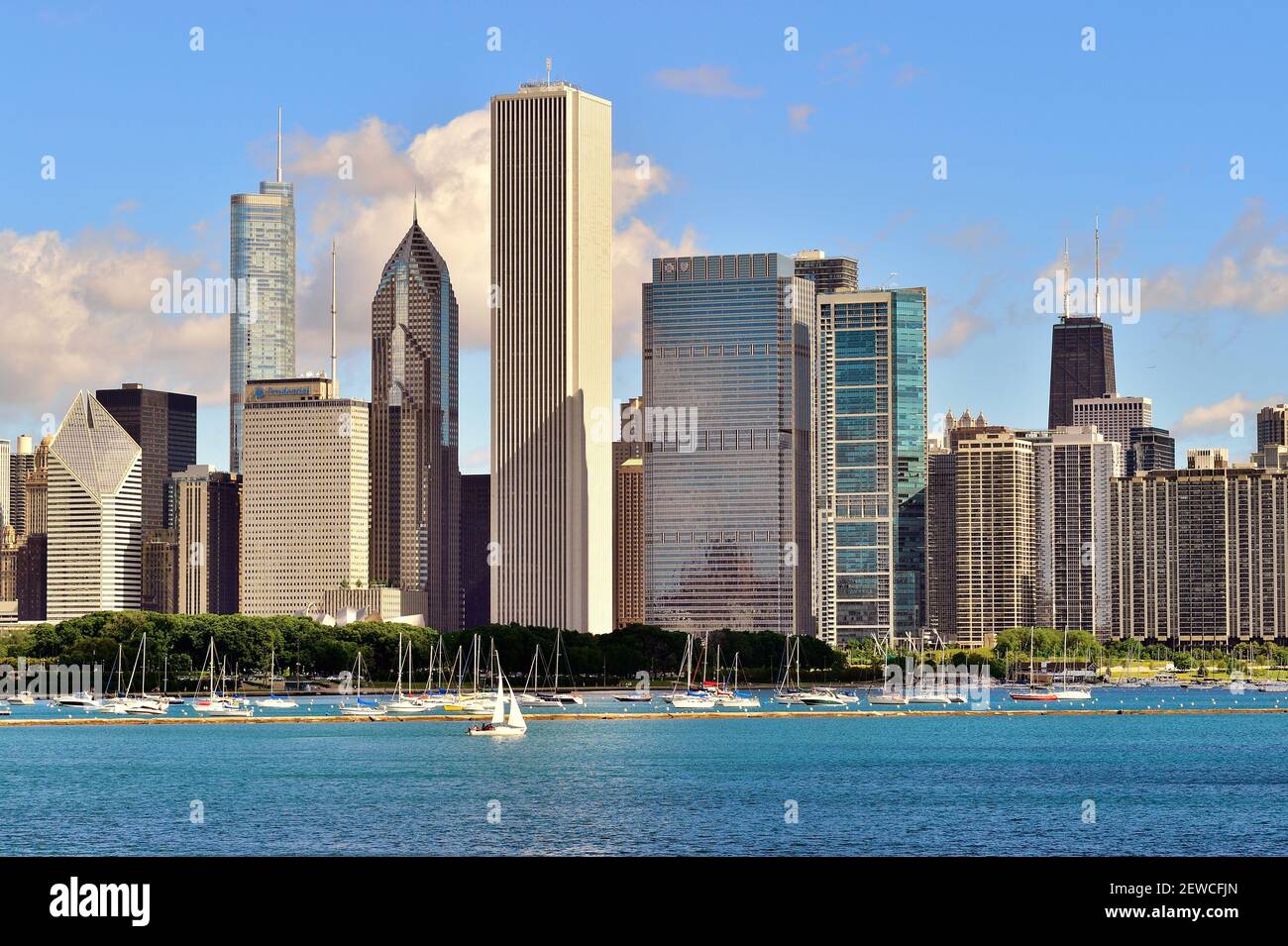 Chicago, Illinois, USA. Ein Segelboot in der Nähe von Monroe Street Harbour führt in den Lake Michigan zum offenen Wasser und bietet einen Vordergrund zu einem Teil der Skyline Stockfoto