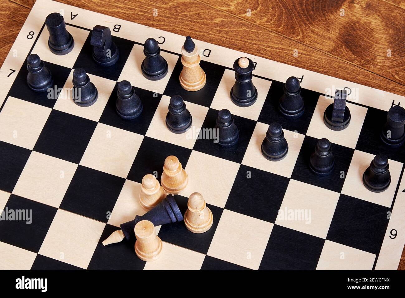 Gefangenschaft und Tauschkonzept auf dem Schachbrett mit Schachfigur. Sport, Symbole und Konzepte Stockfoto