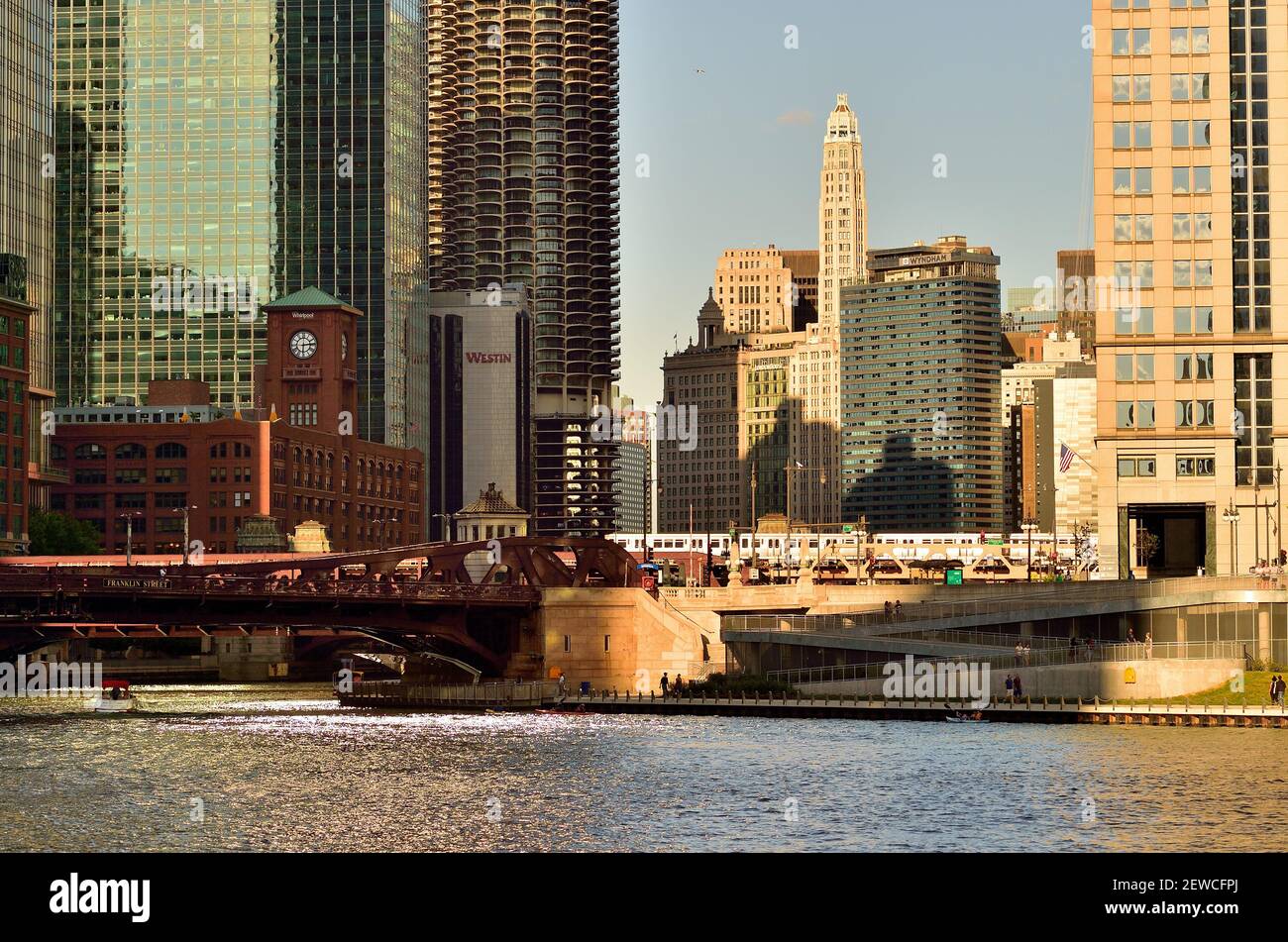 Chicago, Illinois, USA. Die Schatten des frühen Sommers am Abend bilden ein Muster für Aktivitäten im Chicago River Korridor. Stockfoto