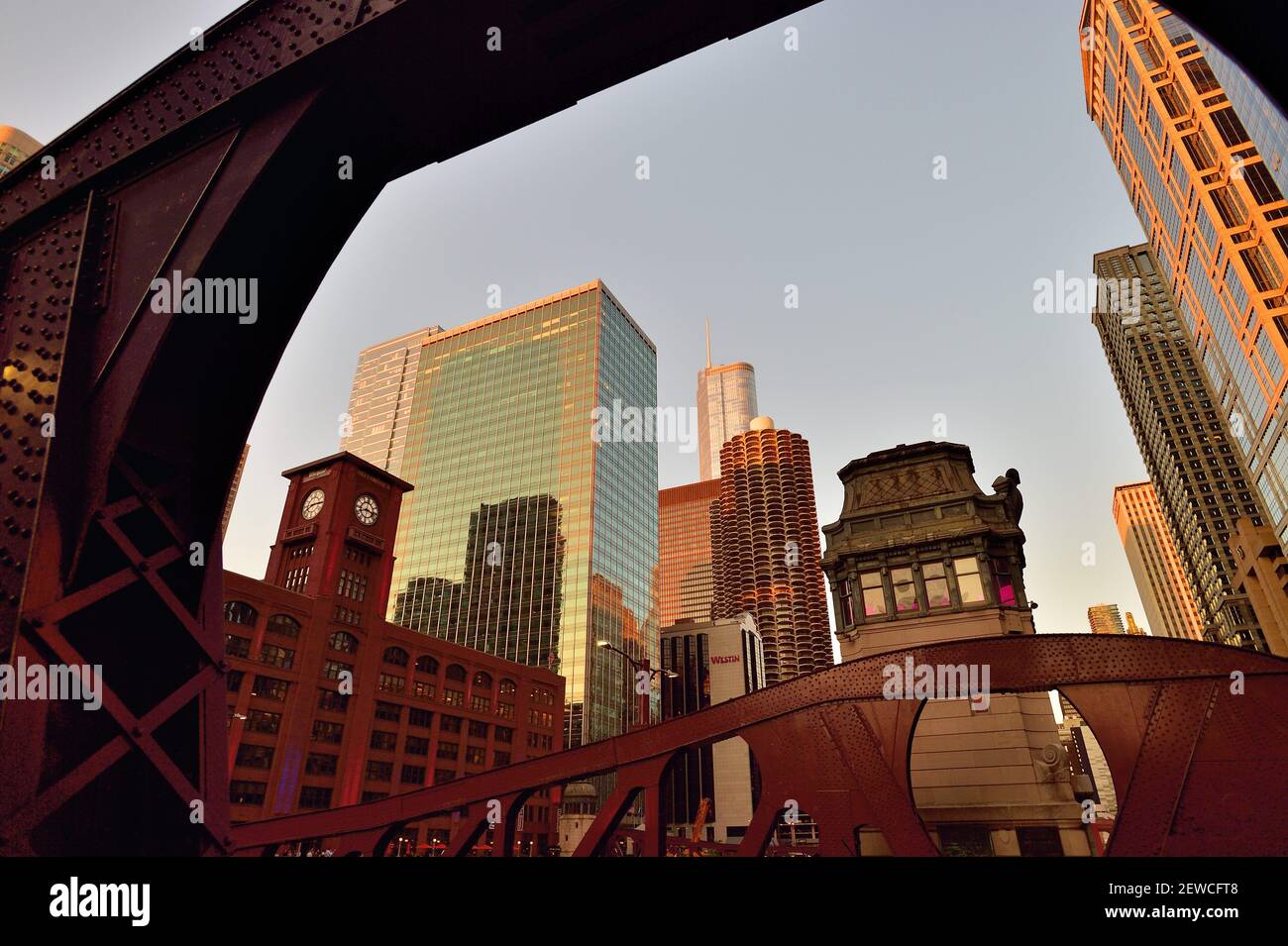 Chicago, Illinois, USA. Ein Teil der Skyline von Chicago am Nordufer des Chicago River durch die LaSalle Street Bridge. Stockfoto