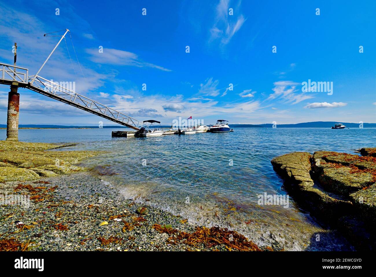 Ein Weitwinkelbild eines privaten Bootsanlegs Ein Resort auf Vancouver Island in British Columbia in der Sommersaison Stockfoto