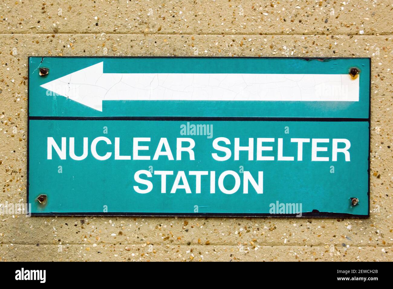 Schild, das auf den Atombunker auf der Werft der Marine in Portsmouth, Hampshire, zeigt. Die Werft beherbergt viele Militärschiffe und U-Boote. Stockfoto