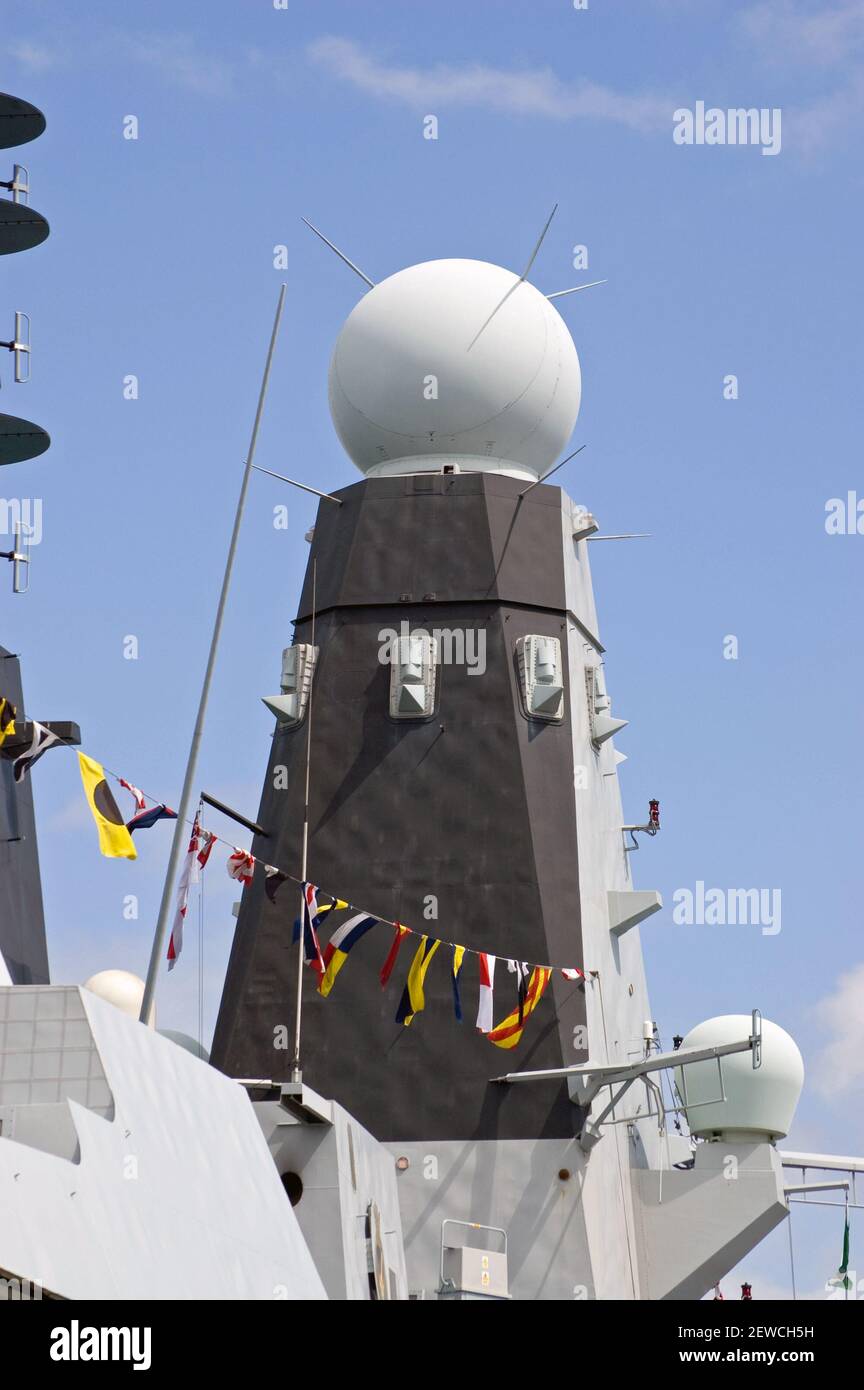 Detail des Radarturms auf der Destroyer HMS Daring. Dieses neue Schiff in der britischen Royal Navy wurde im August 2010 in Dienst gestellt. An der Werft in Stockfoto