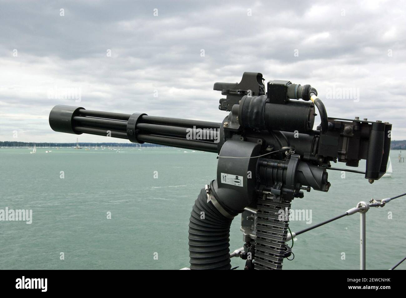 Ein Maschinengewehr auf der Seite eines Kriegsschiffs der britischen Marine. Stockfoto