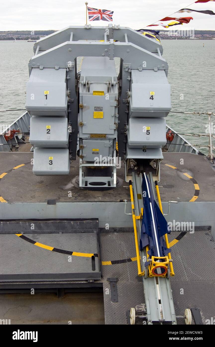 Eine Mark Eight Mehrzweckwaffe mit einer seawolf Rakete. An Bord eines Kriegsschiffs der Royal Navy, Portsmouth. Stockfoto